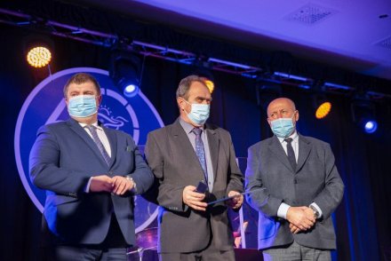 Koncert Noworoczny Miasta Wisła - wręczenie Honorowej Złotej Odznaki za Zasługi dla Województwa Śląskiego Związkowi Pszczelarstwa w Wiśle